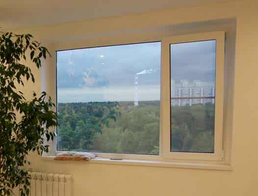 Трёхстворчатое пластиковое окно в комнате
