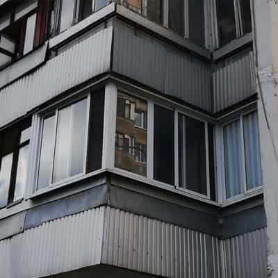 Остеклённые балконы на фасаде жилого дома