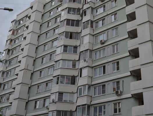 Панельный дом с балконами